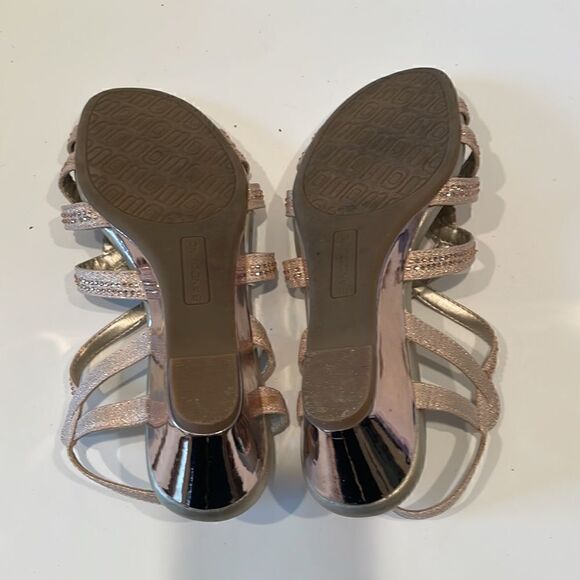 Bandolino Pink/Gold Strappy WEDGE SANDAL Size 8.5 - Picture 7 of 8